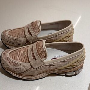 New Balance 1960 l loafers (color BISQUE) size 5.5 men/7.5 women color BISQUE